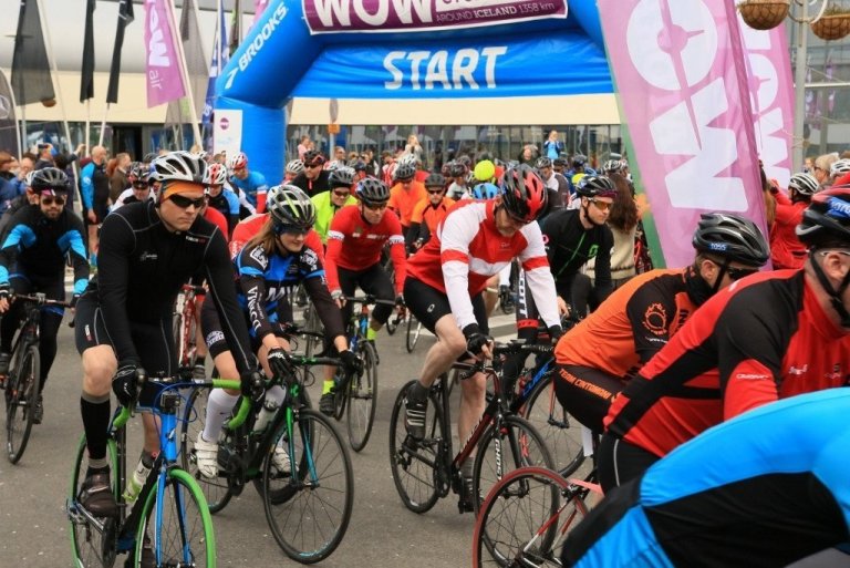 B-flokkur lagður af stað. Björn Traustason fyrir miðju í rauðri liðstreyjunni.