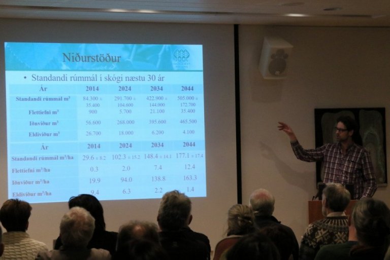 Lárus Heiðarsson fer yfir tiltækt viðarmagn í skógum á Austurlandi á fundi sem haldinn var fyrir troðfullu húsi á Hótel Héraði..
