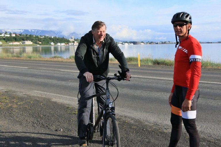 Móttökur á Akureyri fyrir kl. 7 miðvikudaginn 16. júní.