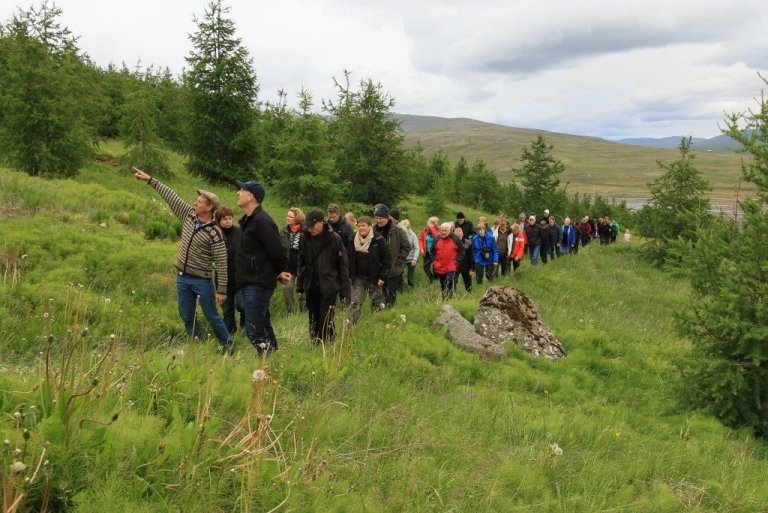 Um sjötíu manns gengu um skóginn á Silfrastöðum og hér bendir Johan til fjalls.