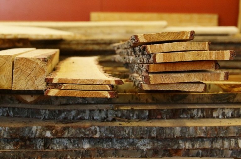 Niðursagað lerki í skemmunni á Hallormsstað.