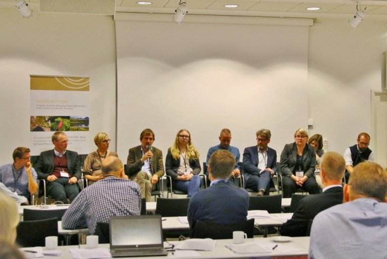 Pallborðsumræður á ráðstefnu NordGen í Växjö í september 2016. Magnus Löf rétt hægra megin við miðju og við hlið hans Aðalsteinn Sigurgeirsson, fagmálastjóri Skógræktarinnar. Næstlengst til vinstri má sjá Hrein Óskarsson, sviðstjóra samhæfingarsviðs Skógræktarinnar. Mynd: Pétur Halldórsson.