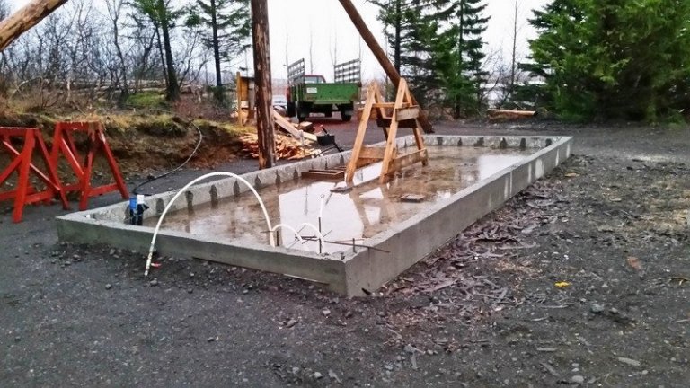 Kominn er grunnur að snyrtingunum sem verða í þjónustuhúsinu<br />
og verður sams konar þak yfir þeim og bálhúsinu.