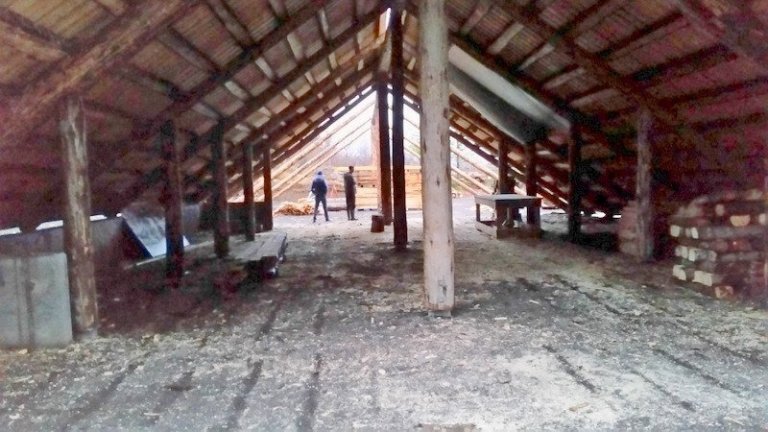 Horft í gegnum bálskýlið.Sitkagrenistólpar úr Haukadalsskógi halda þakinu uppi.