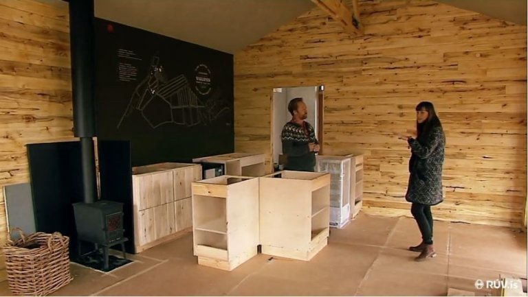 Ekki er látið duga að nota íslenska viðinn í burðarvirki og klæðningar<br />
heldur eru innréttingar og húsgögn einnig unnin úr heimafengnu efni.