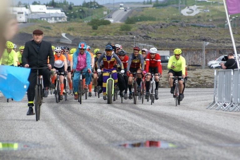 Skógræktarstjóri nálgast markið og á eftir hjólalið Skógræktarinnar ásamt vinaliðunum þremur sem voru í samfloti síðustu nokkur hundruð kílómetrana. Mynd: Halldór Sverrisson.