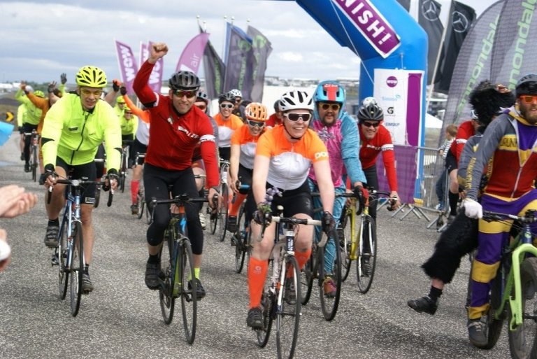 Liðstjórinn Björn Traustason fagnar við komuna í markið. Mynd: Halldór Sverrisson.