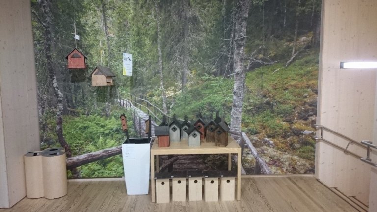 Hér er ljósmynd notuð til að tengja lífið innan húss við skóginn.