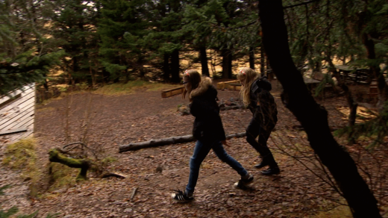 Stúlkurnar á göngu í Sæmundarseli. Mynd: Ríkisútvarpið.