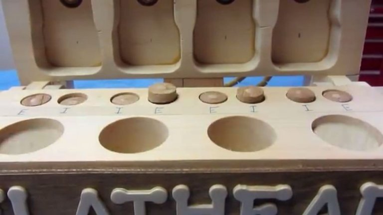 Hér sjást strokkar og ventlar vélarinnar. Á málningarlímband er skrifað hvort hvert ventill er fyrir inntak eða útblástur..