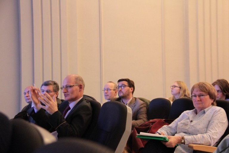 Skeggrætt um erfðavísindin.