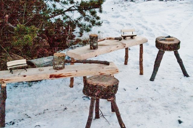 Smíðisgripirnir voru húsgögn, verkfæri og fleira, allt úr efniviði sem fellur til við grisjun og umhirðu í skóginum.