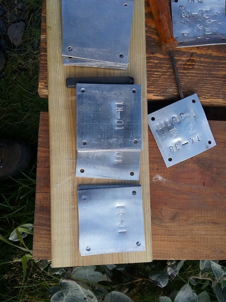 Varanleg merki sem þola vel veður og vinda eru fest á staura á gönguleiðunum. Hver gönguleið á sér heiti í bókstafakerfi Landsbjargar og hver stika hefur sitt númer.