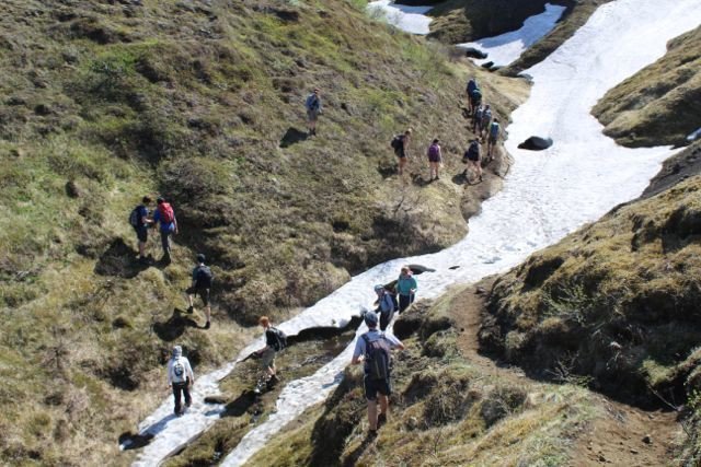 Snjór í gilskoru. Hér gæti þurft að bæta aðstöðuna.