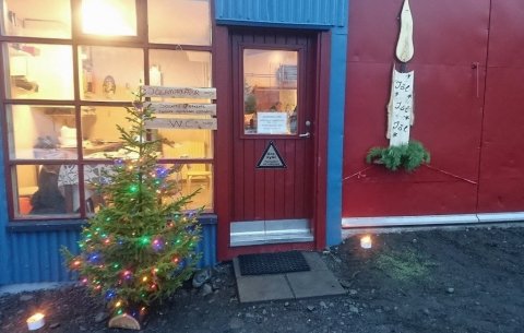 Jólalegt líka við skemmuna á Vöglum þar sem markaðurinn var haldinn.