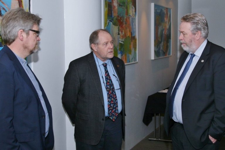 Aðalsteinn Sigurgeirsson og Þröstur Eysteinsson ræða<br />
við Þorstein Sæmundsson alþingismann.