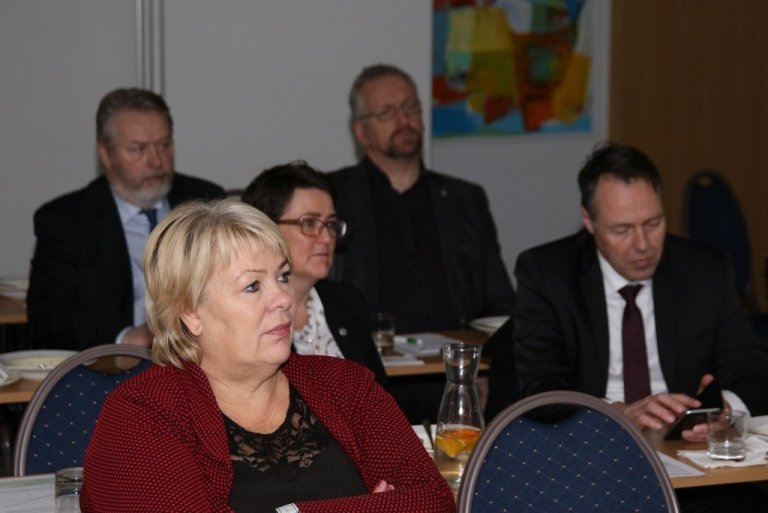 Þingmennirnir Þorsteinn Sæmundsson, Lilja Rafney Magnúsdóttir, Anna Kolbrún Árnadóttir, Sigurður Páll Jónsson og Birgir Þórarinsson hlýða á skógræktarboðskap.