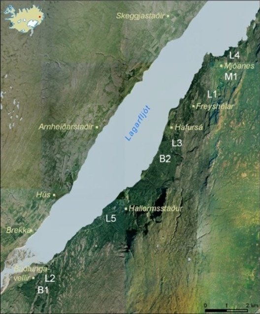 Mynd úr ellefta kafla ritsins þar sem fjallað er um mælingar á sýrustigi jarðvegs í mólendi og skógum á Fljótsdalshéraði fyrir og eftir Holuhraunsgosið. Staðsetning mæliteiga á Fljótsdalshéraði. M= mólendi, B= birkiskógar og L= lerkiskógar. Í skógunum stendur tölustafurinn fyrir hlutfallslegan aldur. Mynd: Anette Meier..