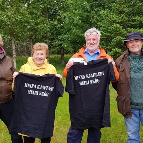 Hjónin og skógarbændurnir á Ferstiklu fengu boli frá Skógræktinni með áletruninni „Minna kjaftæði, meiri skóg“