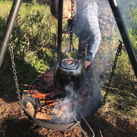 Matur á grilli og ketilkaffi í katlinum að Mýrum Skriðdal. Ljósmynd: Sigríður Júlía Brynleifsdóttir