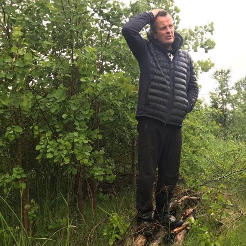 Jón Gíslason skógarbóndi ávarpar samkomuna. Ljósmynd: Sigríður Júlía Brynleifsdóttir