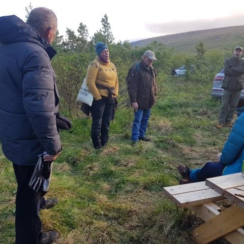 Sigríður Júlía talar í skóginum á Mýrum. Ljósmynd: Jóhann Þórhallsson