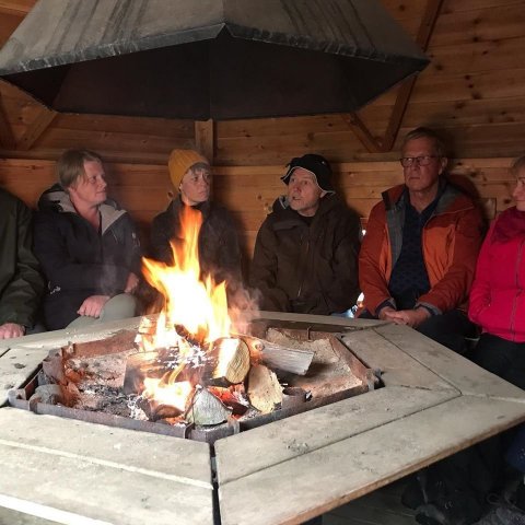 Notalegt við eldinn á Hofi. Ljósmynd: Sigríður Júlía Brynleifsdóttir