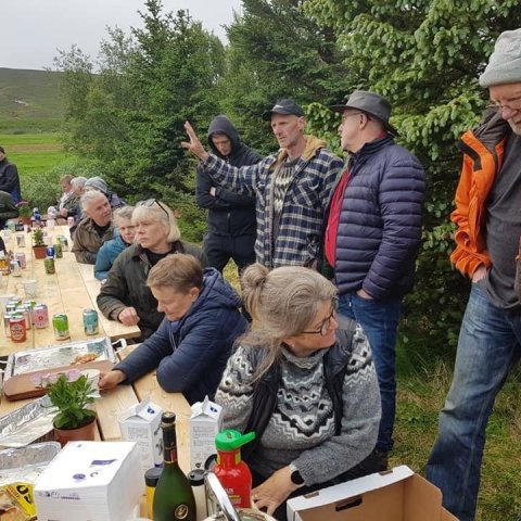 Málin rædd yfir borðum í blíðunni að Mýrum. Ljósmynd: Jóhann Þórhallsson