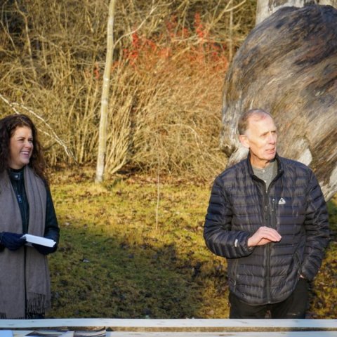 Þórdís Kolbrún og Björn við viðarnýrað stóra á Mógilsá. Ljósmynd: Rósa Björk Jónsdóttir