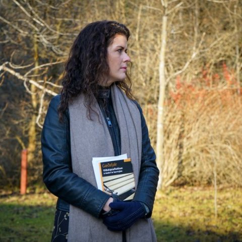 Ráðherra með fyrsta eintakið af ritinu. Ljósmynd: Rósa Björk Jónsdóttir