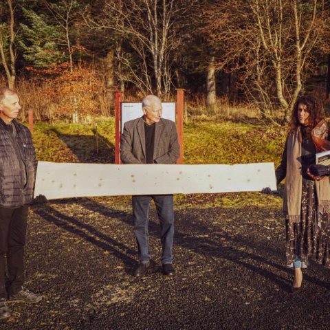 Björn, Eiríkur og Þórdís Kolbrún með myndarlega íslenska fjöl sem nú sómir sér vel á áberandi stað í ráðuneytinu. Ljósmynd: Rósa Björk Jónsdóttir