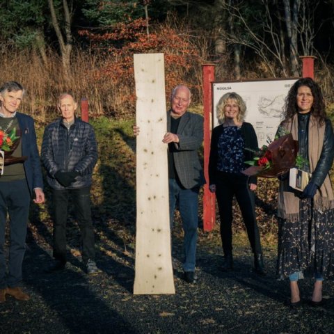 Að afhendingu lokinni á Mógilsá. Frá vinstri: Hallgrímur Jónasson, forstöðumaður Rannís, Björn B. Jónsson Skógræktinni, Eiríkur Þorsteinsson Trétækniráðgjöf, Guðríður Magnúsdóttir LbhÍ og Þórdís Kolbrún R. Gylfadóttir ráðherra. Ljósmynd: Rósa Björk Jónsdó