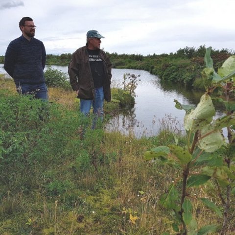 Trausti Jóhannsson skógarvörður og Þröstur Eysteinsson skógræktarstjóri virða fyrir sér verk Símonar. Ljósmynd: Hreinn Óskarsson