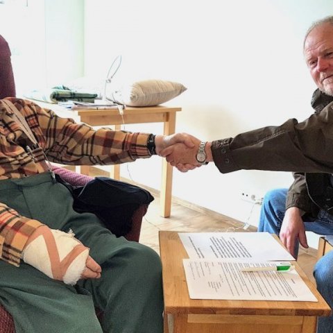 Símon Oddgeirsson skógarbóndi og Þröstur Eysteinsson skógræktarstjóri takast í hendur þegar Símon gaf Skógræktinni formlega skógræktarsvæði sitt á Markarfljótsaurum. Ljósmynd: Hreinn Óskarsson