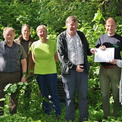 Fyrsta starfstöð Skógræktarinnar sem náði fyrsta skrefinu var Gamla-Gróðrarstöðin á Akureyri. Hér eru nokkrir starfsmenn Skógræktarinnar á Norðurlandi ásamt Þresti Eysteinssyni skógræktarstjóra og Hólmfríði Þorsteinsdóttur frá Umhverfisstofnun. 