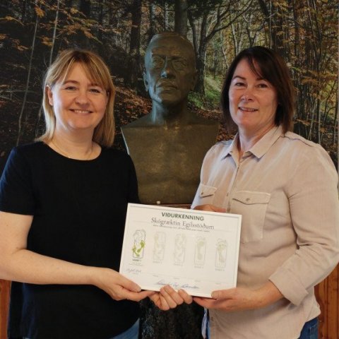 Aðalheiður Bergfoss og Vala Garðarsdóttir með viðurkenningarskjal aðalskrifstofu á Egilsstöðum. Ljósmynd: Björg Björnsdóttir 