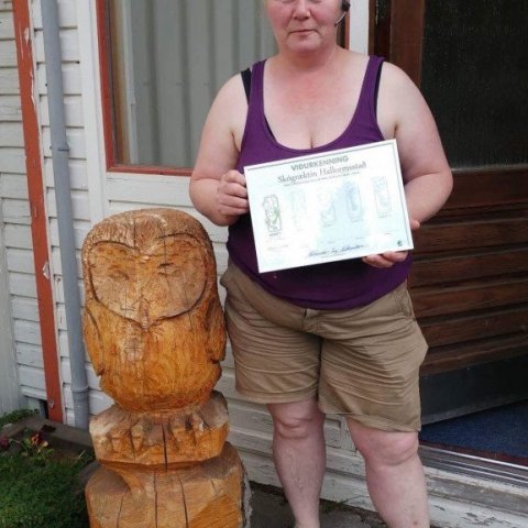 Bergrún Arna Þorsteinsdóttir aðstoðarskógarvörður með skjal starfstöðvarinnar á Hallormsstað. Ljósmynd: Björg Björnsdóttir