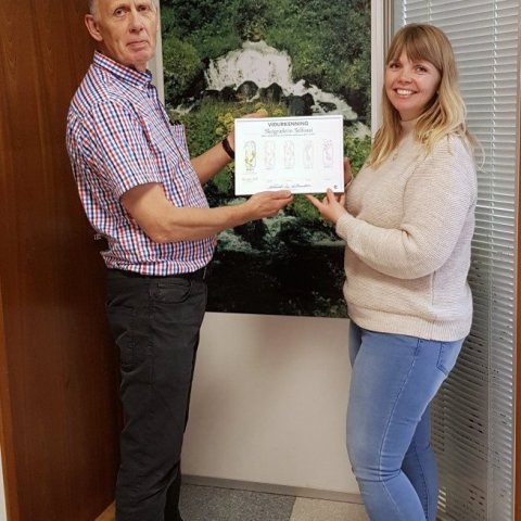 Björn Bjarndal Jónsson tekur við viðurkenningu starfstöðvarinnar á Selfossi af Hólmfríði Þorsteinsdóttur hjá Umhverfisstofnun. Ljósmynd: Hreinn Óskarsson