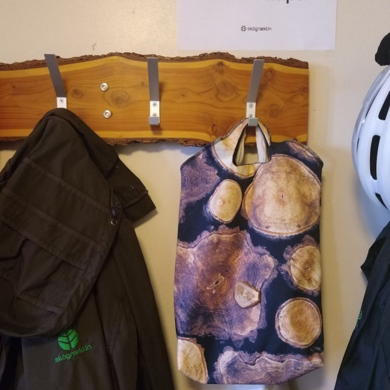 Fjölnota innkaupapokar komnir upp á starfstöð Skógræktarinnar á Akureyri með áminningu um að nota þá