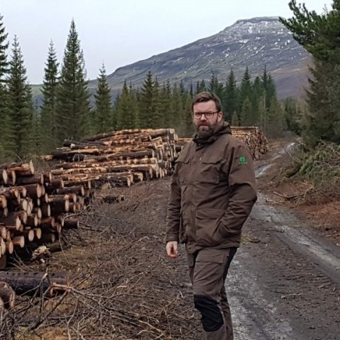 Trausti við stæðurnar. Ljósmynd: Hreinn Óskarsson