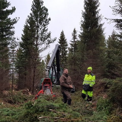 Trausti og Óskar við höggvélina.  Ljósmynd: Hreinn Óskarsson