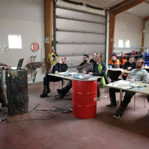 Espen veitir bóklega kennslu í skemmu Skógræktarfélags Reykjavíkur í Heiðmörk. Ljósmynd: Sævar Hreiðarsson