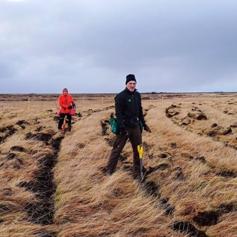 Bræðurnir Úlfur og Hreinn Óskarssynir keppast við með aspirnar. Ljósmynd: Valgerður Erlingsdóttir