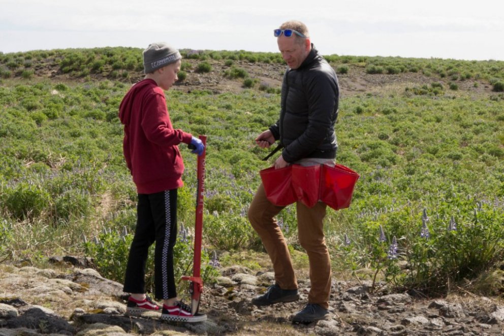 Skólapiltur og ráðherra ráða ráðum sínum um gróðursetningu. Ljósmynd: Edda S. Oddsdóttir