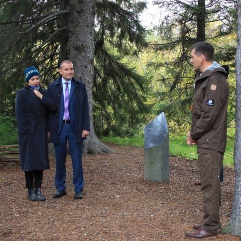 Þór skógarvörður fræðir forsetahjónin um Trjásafnið í Mörkinni Hallormsstað. Ljósmynd: Bergrún Arna Þorsteinsdóttir