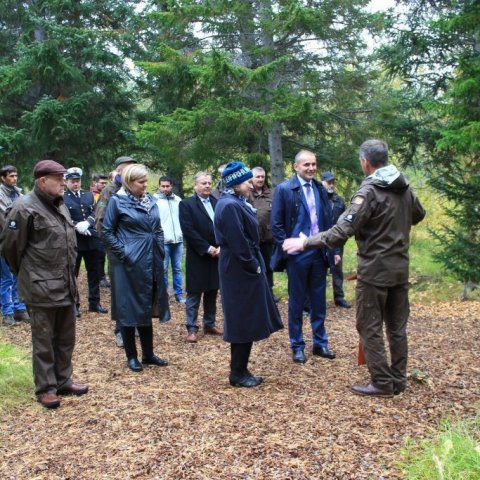 Þór Þorfinnsson skógarvörður tekur á móti forsetahjónunum og fylgdarliði í Trjásafninu. Ljósmynd: Bergrún Arna Þorsteinsdóttir