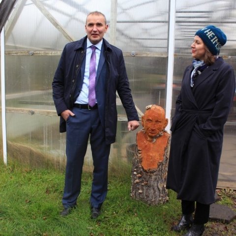 Forsetahjónin við höggmyndina eftir Arne Askeland sem gerð var daginn áður en Guðni var kosinn forseti. Ljósmynd: Bergrún Arna Þorsteinsdóttir