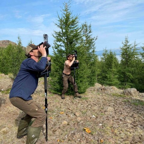 Björn Traustason og Lárus Heiðarsson (nær) með mælitækin í lerkiskógi á Héraði. Ljósmynd: Hjördís Jónsdóttir