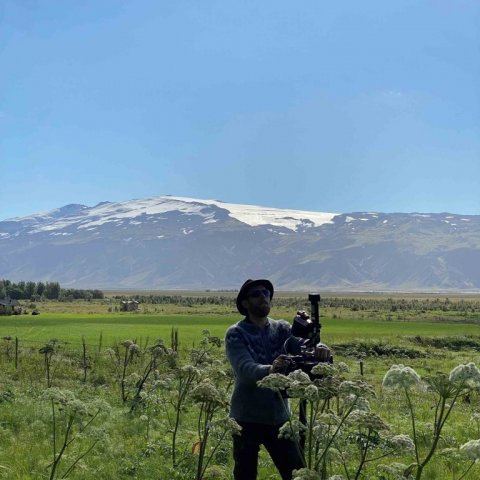 Björn við mælingar hjá Múlakoti og Eyjafjallajökull í baksýn. Ljósmynd: Hjördís Jónsdóttir