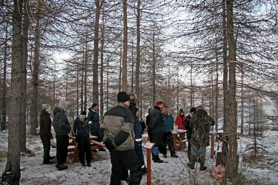 Starfsfólk SR á Austurlandi og fjölskyldur í Hallormsstaðaskógi á aðventu 2008